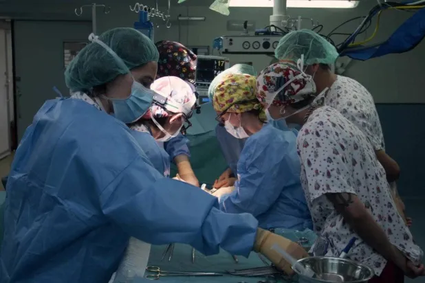 أطباء يجرون عملية جراحية (أرشيف - رويترز)