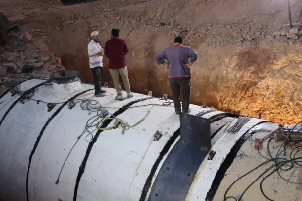 فنيون خلال عملية صيانة بمسار «النهر الصناعي» في ليبيا (إدارة النهر الصناعي)