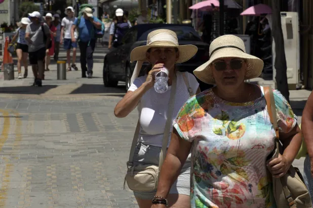 سائحات في شوارع قبرص (أرشيفية - أ.ب)