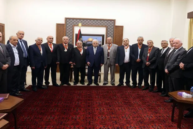 تذكارية للرئيس محمود عباس في 20 أغسطس مع قادة ومحافظين بعد تقليدهم نجمة الاستحقاق لمناسبة انتهاء مهامهم وتقاعدهم (وفا)