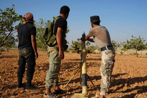 مقاتلون موالون لتركيا على مشارف منبج أثناء مواجهة مع قوات «قسد» الاثنين (أ.ف.ب)