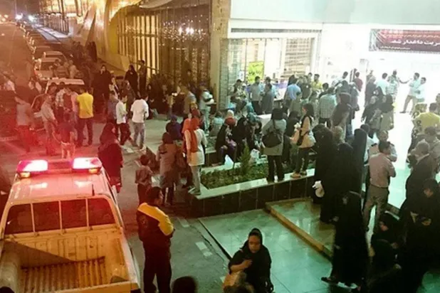 Meşhed’de, başörtüsü kurallarına uyulmadığı gerekçesiyle kapatılan su parkının önünde güvenlik güçleri konuşlandırıldı. (Asriran)