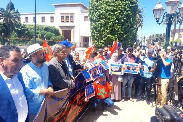 من الوقفة الاحتجاجية أمام البرلمان المغربي في الرباط (الشرق الأوسط)