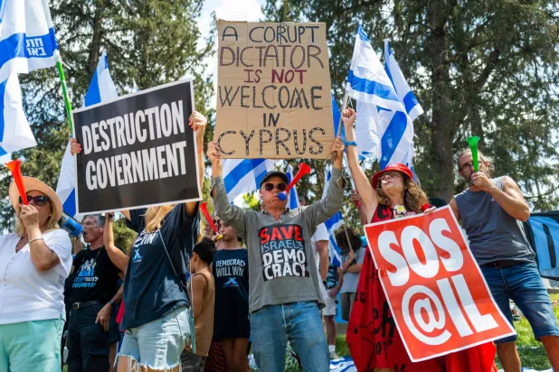 مظاهرة ضد رئيس الوزراء الإسرائيلي بنيامين نتنياهو بالقرب من القصر الرئاسي في نيقوسيا حيث يقوم بزيارة رسمية