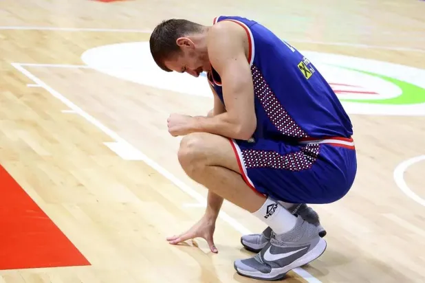 سيمانيتش لحظة إصابته خلال مواجهة صربيا وجنوب السودان بمونديال السلة (الشرق الأوسط)