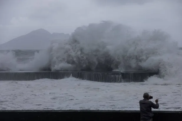 الإعصار «هايكون» خلف أضرارا كبيرة في تايوان (أ.ف.ب) 