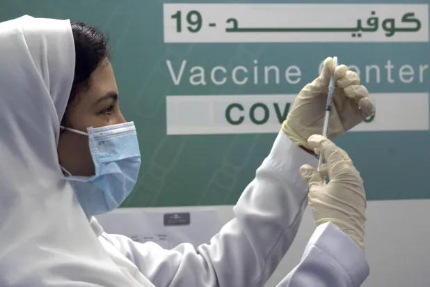 70 مليون جرعة لقاح فيروس كورونا تلقاها المستفيدون في السعودية (أ.ب)