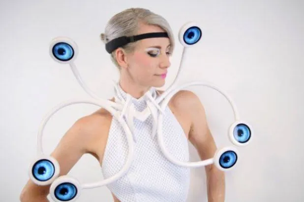 فستان «سكرين دريس» بست شاشات لرصد الأفكار