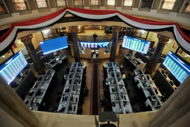 متداولون في القاعة الرئيسية للبورصة المصرية وسط العاصمة القاهرة (رويترز)