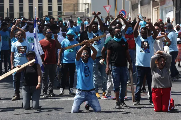 جانب من المواجهات بين مئات الإريتريين والشرطة الإسرائيلية في تل أبيب (د.ب.أ)
