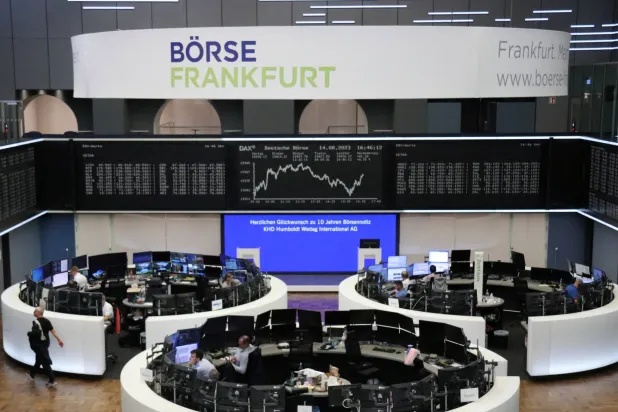 القاعة الرئيسة ببورصة فرانكفورت حيث يجري التداول على مؤشر «داكس» للأسهم في ألمانيا (رويترز)