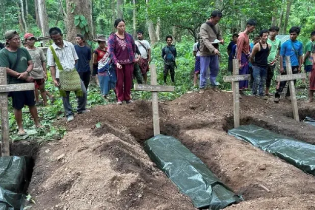 مواطنون من ميانمار يدفنون موتاهم من ضحايا الغارات التي نفذها سلاح الجو في بلادهم في يونيو الماضي (أ.ف.ب)