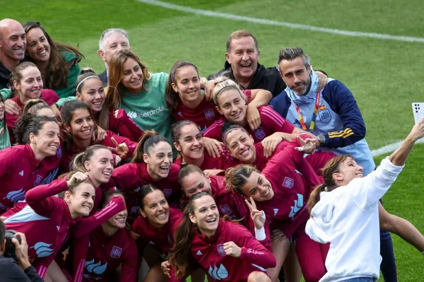 فيلدا يحتفل مع اللاعبات بعد تتويج سيدات إسبانيا بالمونديال (أ.ف.ب)