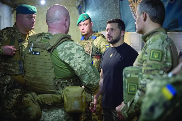 Ukrayna Devlet Başkanı Zelenskiy, dün ülkesinin doğusundaki Bahmut yakınlarında yer alan cephe hattını ziyaret etti (AFP)