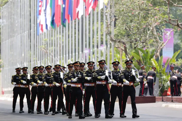 حرس الشرف في محيط مركز انعقاد قمة آسيان في العاصمة الإندونيسية (إ.ب.أ)