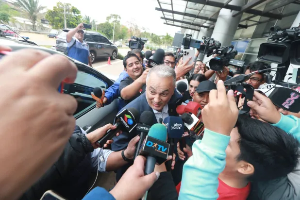 رئيس «الاتحاد البوليفي» في مواجهة الإعلام (إ.ب.أ)