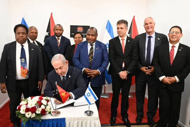 رئيس الوزراء الإسرائيلي يوقّع في دفتر الزوار مع افتتاح سفارة بابوا غينيا الجديدة (وزارة الخارجية الإسرائيلية)
