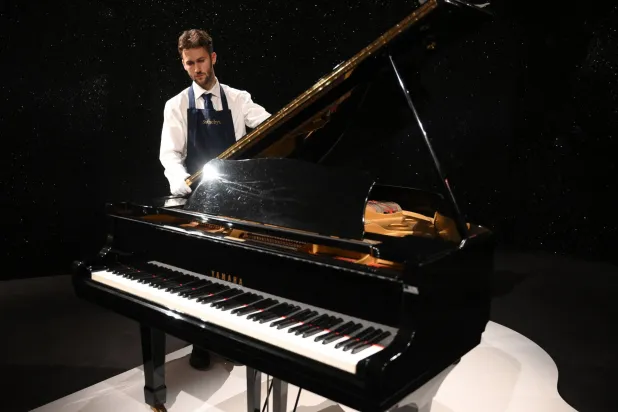 البيانو الذي ألف عليه فريدي ميركوري غالبية أغانيه (أ.ف.ب)