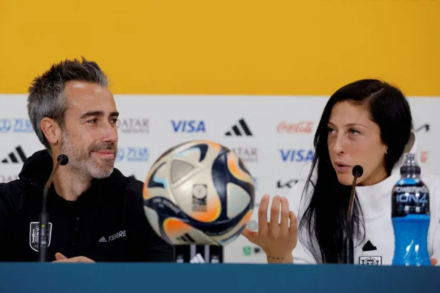 هيرموسو خلال مؤتمر صحافي مع فيلدا الذي أقيل من منصبه (رويترز)