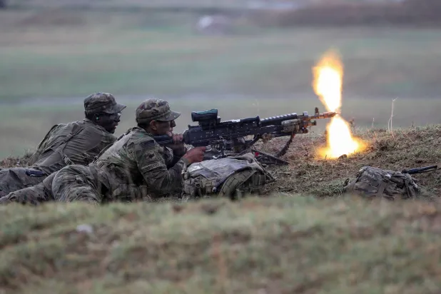 مظليون أميركيون يشاركون في تدريبات عسكرية متعددة الجنسيات في دولة جورجيا في 28 يوليو 2021 (رويترز)