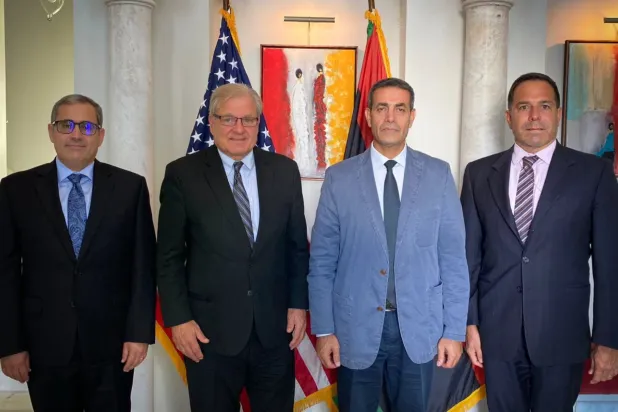 لقاء ريتشارد نورلاند مع عماد السائح (السفارة الأميركية في ليبيا)