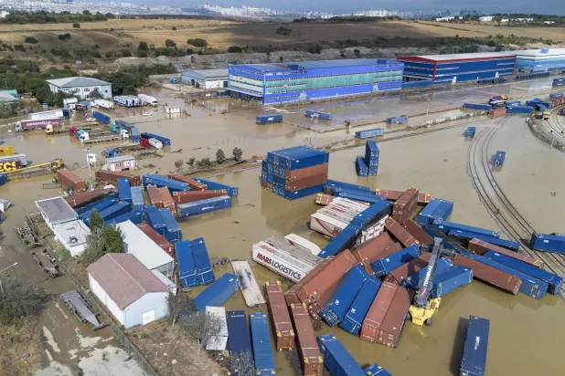 صورة تم التقاطها بطائرة مسيرة تظهر حاويات في مياه الفيضانات في جمارك هالكالي بعد أن ضربت الفيضانات المناطق الغربية من إسطنبول بتركيا في 6 سبتمبر 2023 (إ.ب.أ)