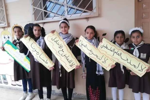 وقفة لتلميذات في القدس ضد منع إسرائيل المناهج الفلسطينية (المنظمات الأهلية)