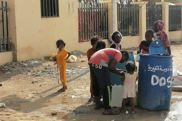 تكدست الطرقات والمتنزهات بأعداد كبيرة من النازحين (الشرق الأوسط)