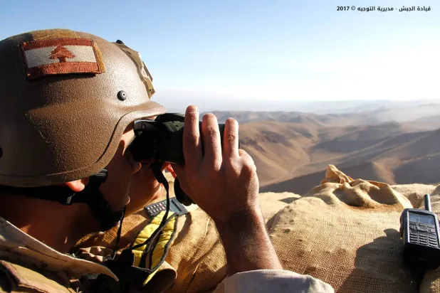صورة من موقع الجيش اللبناني لجندي على الحدود بين لبنان وسوريا