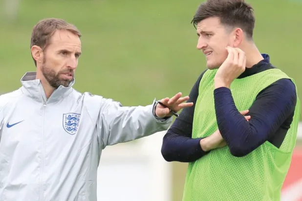 ساوثغيت يصر على اختيار ماغواير رغم أنه يمر بفترة عصيبة للغاية مع يونايتد واستبعد من التشكيلة الأساسية للفريق (ب.أ)