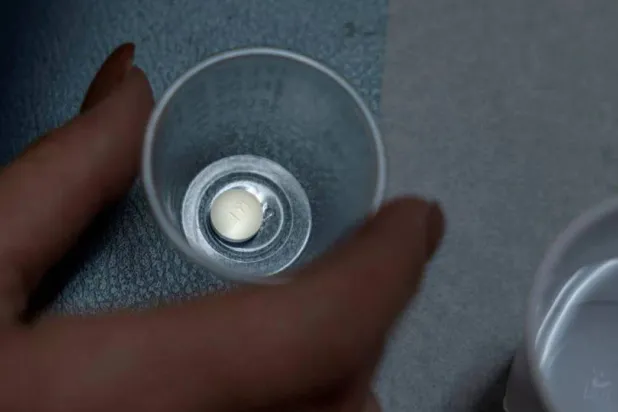 النساء قد تتعرض لمخاطر في حال تناول مسكنات الألم مع حبوب منع الحمل (رويترز)