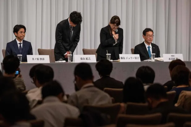 الرئيس الجديد لوكالة «جوني آند أسوشيتس» وريوكي هيغاشياما (الثاني من اليسار) والرئيسة المنتهية ولايتها جولي كيكو فوجيشيما (الثانية من اليمين) ينحنيان خلال مؤتمر صحافي حول مزاعم الاعتداء الجنسي من قبل مؤسس المجموعة الراحل في أحد فنادق طوكيو في 7 سبتمبر 2023 (أ.ف.ب)