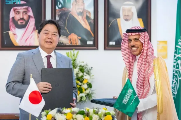 وزير الخارجية السعودي ونظيره الياباني اثناء توقيع مذكرة تفاهم في شأن الحوار الاستراتيجي (واس)