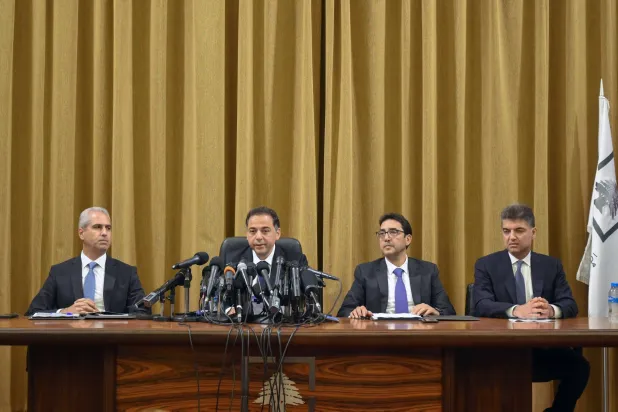 وسيم منصوري الذي يقوم بمهام حاكم مصرف لبنان (الثالث من اليسار) ونواب الحاكم الثلاثة الآخرون (إ.ب.أ)