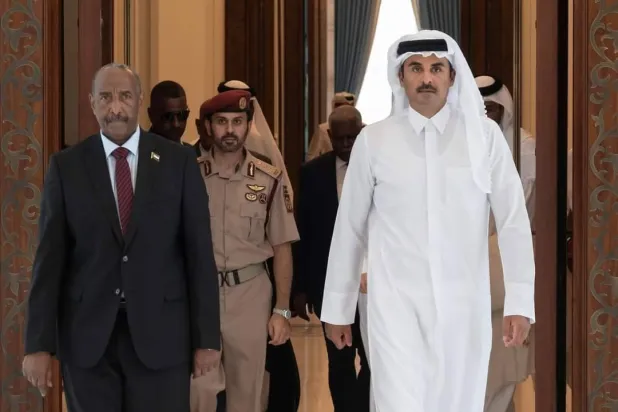 أمير قطر الشيخ تميم بن حمد آل ثاني لدى استقباله قائد الجيش السوداني عبد الفتاح البرهان في الدوحة الخميس (سونا)