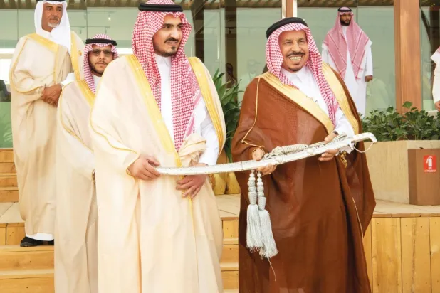 
نائب أمير منطقة مكة المكرمة خلال تتويج الفائزين بـ«سيف ولي العهد» (واس)