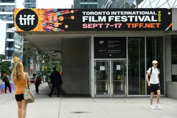 دعوة ترافقت مع «مهرجان تورونتو» لمعاودة المفاوضات للتوصّل إلى اتفاق عادل (أ.ف.ب)