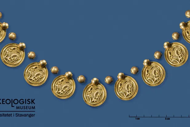 صورة نُشرت في 7 سبتمبر 2023 تظهر إعادة بناء لقلادة ذهبية تشبه العملات المعدنية كجزء من كنز من الذهب عثر عليه في أغسطس الماضي من قبل عالم آثار هاو بمساعدة جهاز كشف المعادن في جزيرة رينسوي في ستافنجر بالنرويج (أ.ف.ب)