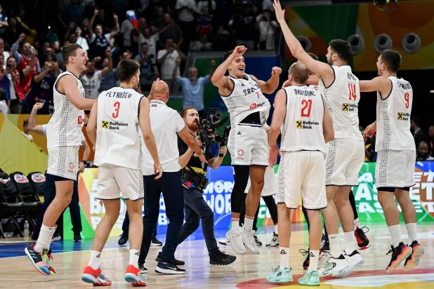 فرحة منتخب صربيا بالتأهل لنهائي مونديال السلة (أ.ف.ب)