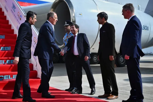 وزير الخارجية الروسي سيرغي لافروف يصل لحضور قمة مجموعة العشرين في مطار بالام للقوات الجوية في نيودلهي بالهند في 8 سبتمبر 2023 (إ.ب.أ)