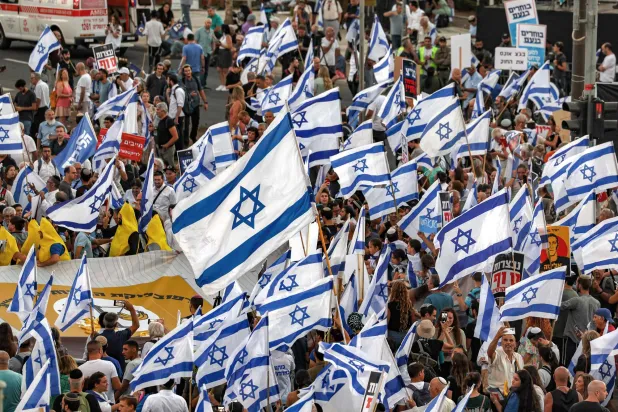 مؤيدون لليمين الإسرائيلي خلال مظاهرة لدعم خطة حكومة نتنياهو القضائية أمام المحكمة العليا في القدس يوم 7 سبتمبر الحالي (أ.ف.ب)