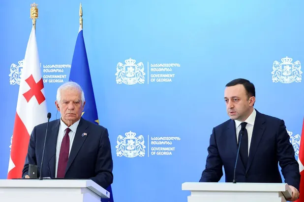 (من اليمين) رئيس وزراء جورجيا إيراكلي غاريباشفيلي ومسؤول السياسة الخارجية في الاتحاد الأوروبي جوزيب بوريل في تبليسي (مكتب رئيس وزراء جورجيا)
