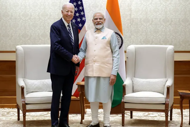 صورة أتاحها مكتب المعلومات الصحافية الهندي تظهر رئيس الوزراء الهندي ناريندرا مودي (يمين) يصافح الرئيس الأميركي جو بايدن في نيودلهي بالهند في 8 سبتمبر 2023 (إ.ب.أ)