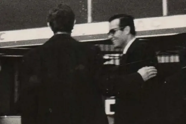 أشرف مروان مع ضابط الموساد الإسرائيلي دوبي (صورة نشرها الموساد)