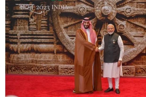 رئيس الوزراء الهندي خلال استقباله ولي العهد السعودي لدى وصوله لمقر انعقاد قمة مجموعة العشرين في نيودلهي (واس)