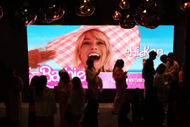 حقق فيلم «باربي» عائدات قدرها 1.4 مليار دولار وهو مبلغ يقترب من الإيرادات التي حققتها أفلام «هاري بوتر» (إ.ب.أ)