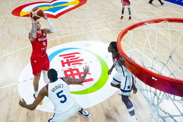 جانب من مواجهة ألمانيا وأميركا في نصف نهائي مونديال السلة (أ.ف.ب)