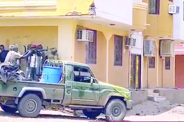 لقطة من فيديو وزّعته قوات «الدعم السريع» لعناصرها قرب معسكر المدرعات جنوب الخرطوم (الشرق الأوسط)