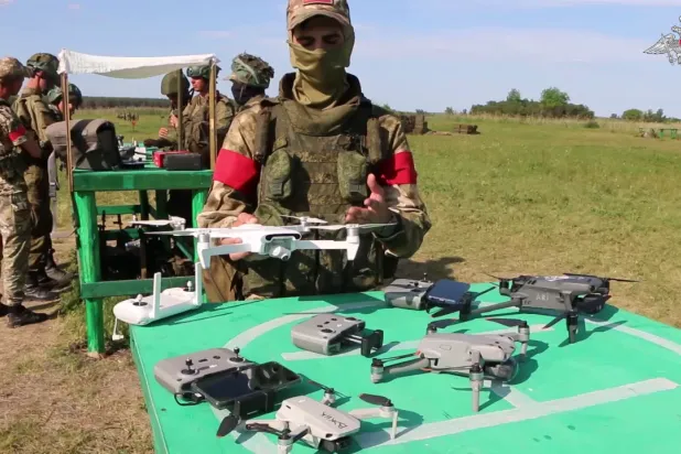 جندي روسي يستعرض بعض المسيرات الصغيرة المستخدمة في الحرب (وزارة الدفاع الروسية)