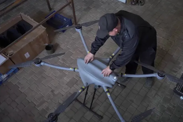 جندي روسي يعدّ إحدى المسيّرات المستخدمة في الحرب (وزارة الدفاع الروسية)